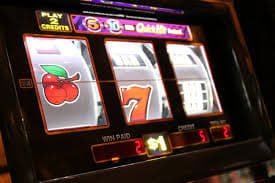 Tampilan antar muka permainan slot online peta777 dengan tema berwarna cerah